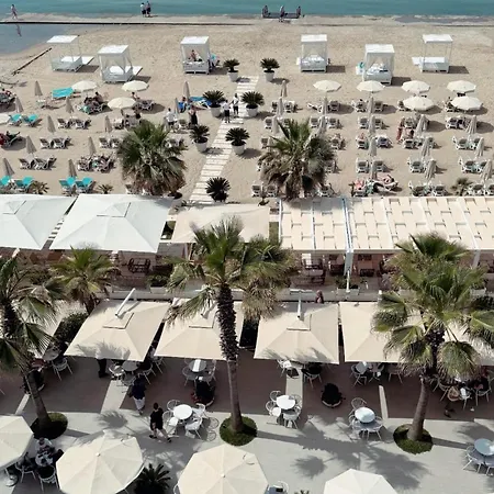 Vivi's Seaside دراس